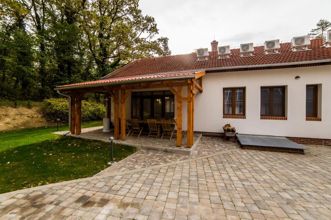 Haracsi Vendeghaz Hotel Zselickisfalud Exterior photo
